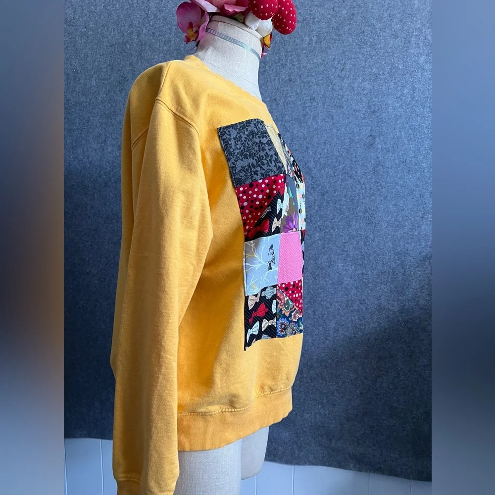 Quilty Sweatshirt! 🐝 - Picture 7 of 16